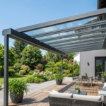 Moderne Terrassenüberdachung mit Glasdach über einer Terrasse
